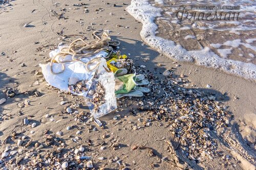 пластичное-загрязнение-в-океане-помытом-к-берегу-121341553